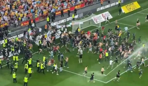Confusão: torcedores invadem campo para brigar durante Campeonato Francês
