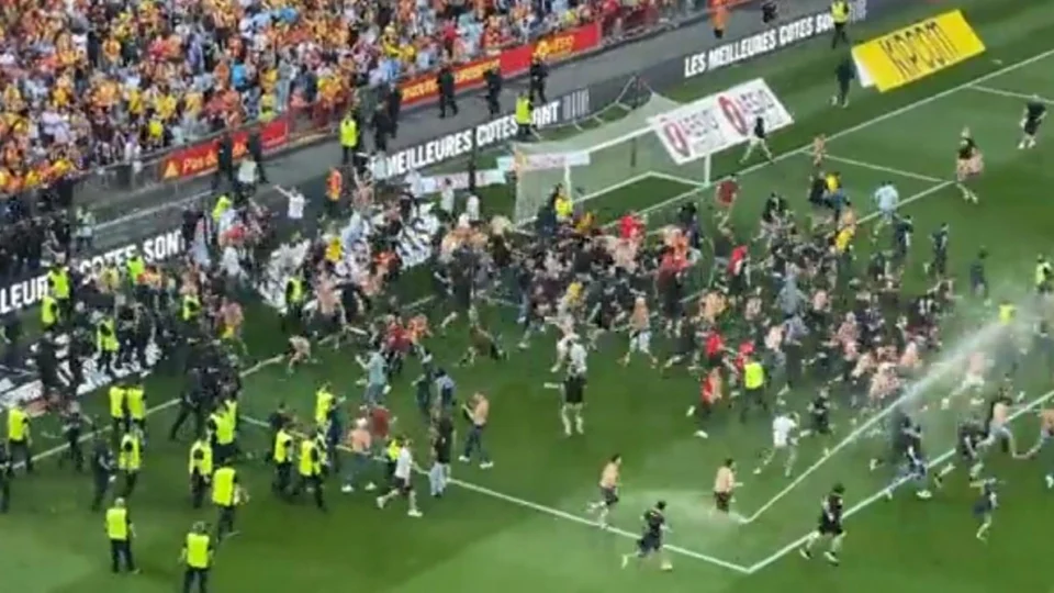 Confusão: torcedores invadem campo para brigar durante Campeonato Francês