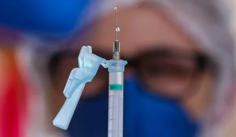 Ministra do STF dá cinco dias para secretário da Saúde explicar nota técnica que contraria as vacinas