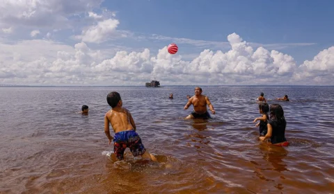 Em Manaus, população aproveita fim de semana do Natal na praia da Ponta Negra