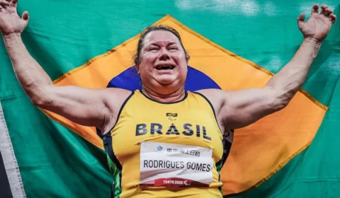 Elizabeth Gomes é ouro no lançamento de disco em Tóquio