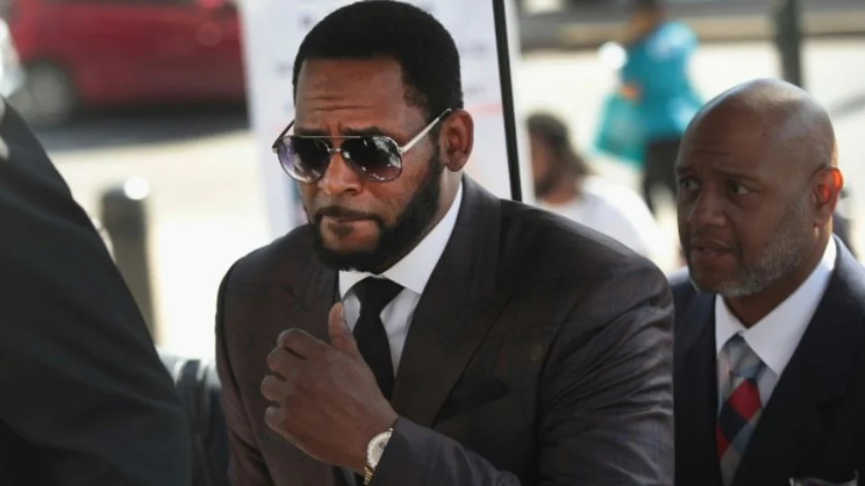 Cantor R. Kelly é condenado pelo crime de tráfico sexual de mulheres e de menores de idade