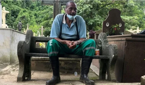 Desalojado, coveiro passa a morar em cemitério de Petrópolis, no RJ