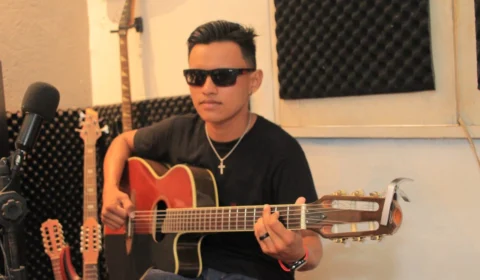 Cantor parintinense trabalha em álbum com músicas autorais para inspirar juventude do Amazonas