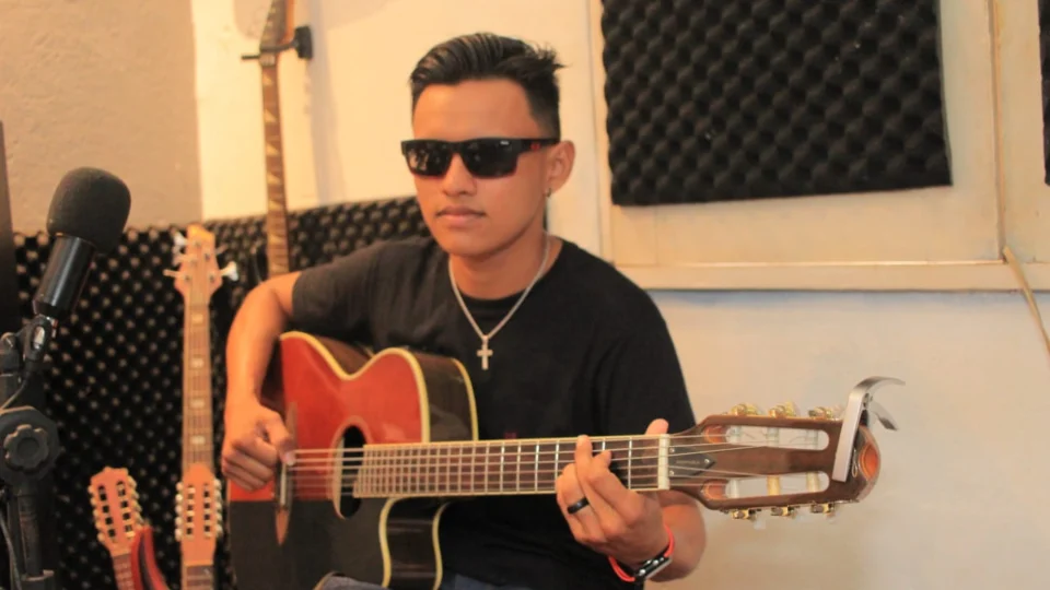 Cantor parintinense trabalha em álbum com músicas autorais para inspirar juventude do Amazonas