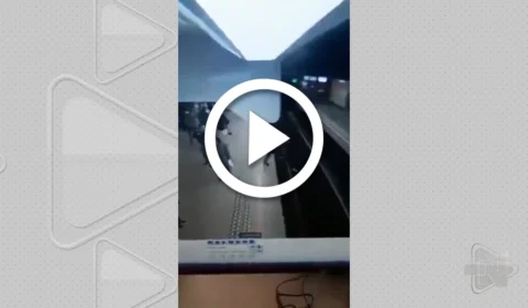 VÍDEO: sem nenhuma provocação, mulher é empurrada em trilhos de metrô na Bélgica