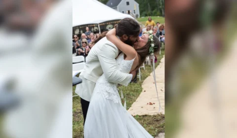 Noiva customiza vestido de casamento para surpreender noivo cego, nos EUA