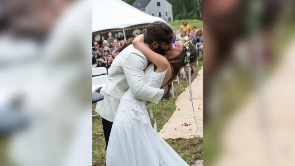 Noiva customiza vestido de casamento para surpreender noivo cego, nos EUA