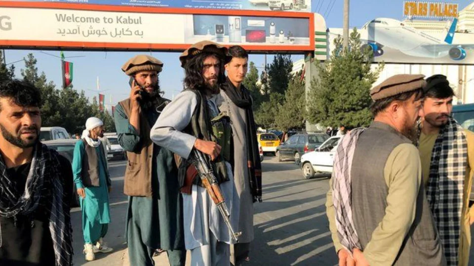 Embaixada americana pede que seus cidadãos deixem os portões de Cabul