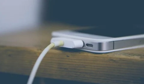 Adolescente de 14 anos morre eletrocutado ao usar celular que estava carregando na tomada, em Goiás