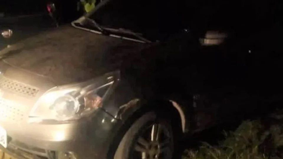 Motorista é feito refém por 8 horas por ladrões que não conseguiam falar com receptador devido pane no Whatsapp