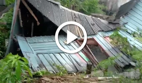 VÍDEO: casa desaba em área de risco durante temporal em Manaus