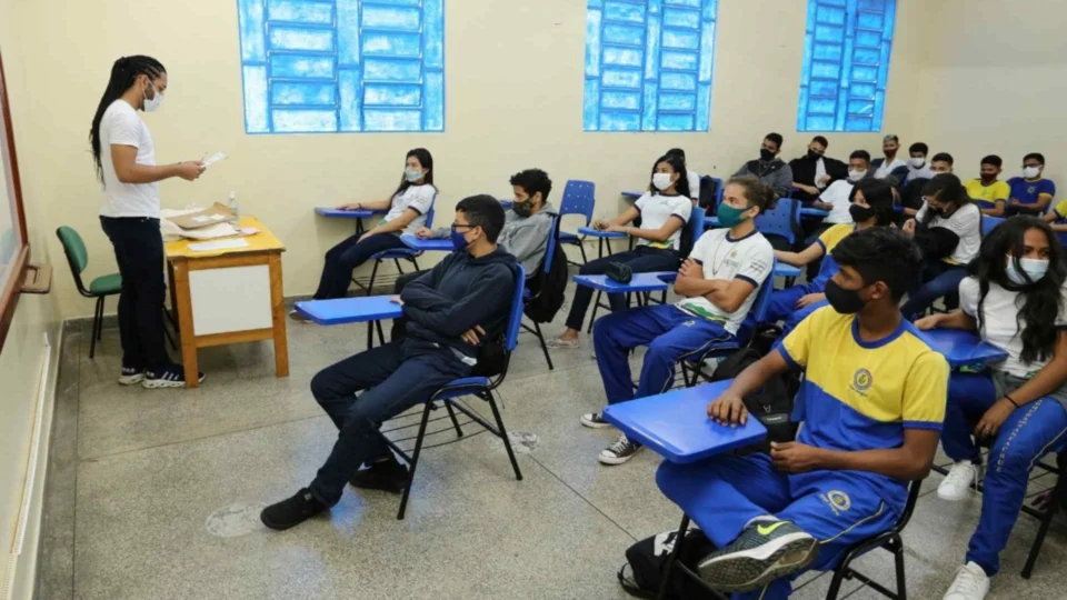 Escolas da rede pública estadual de Manaus começam a aplicar provas do Saeb