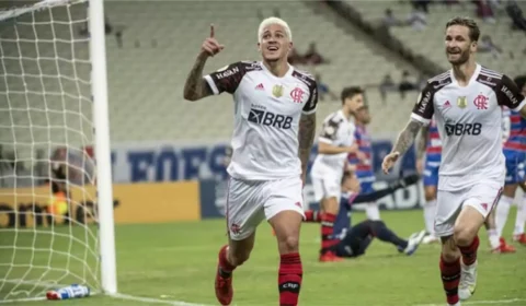 Flamengo supera desfalques e bate o Fortaleza no Castelão