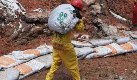 Detentos de Humaitá realizam trabalhos de limpeza na orla da cidade