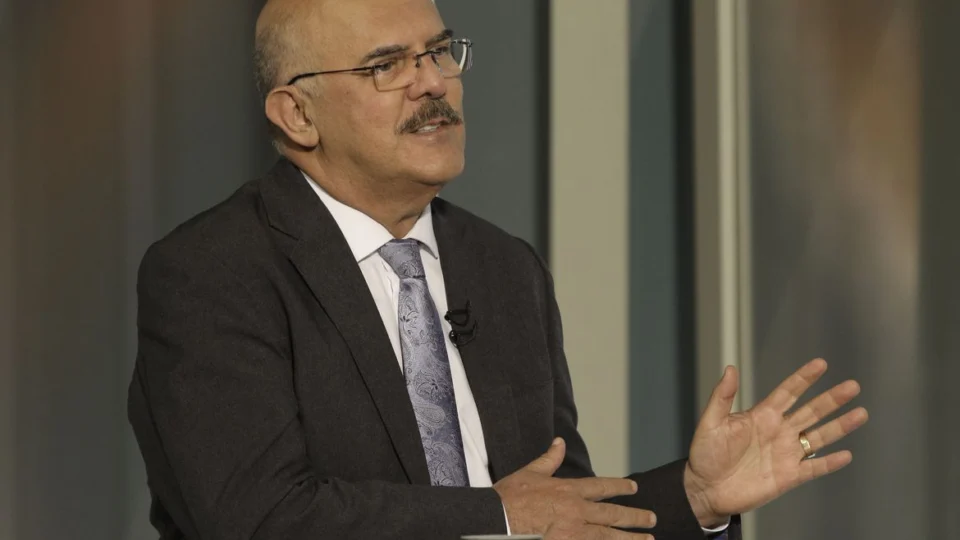 Ministro afirma que não faltou recursos para a educação na pandemia