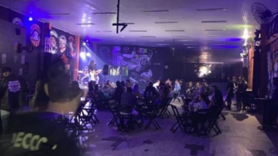 Fiscalização fecha dois estabelecimentos sem alvará de funcionamento, em Manaus