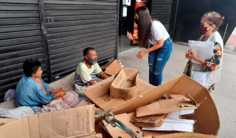 Idoso em situação de rua é resgatado e levado para abrigo, em Manaus
