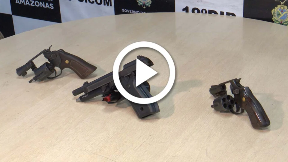 VÍDEO: em Manaus, homem é preso com armas escondidas em casa