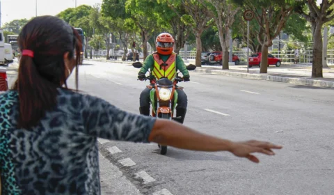 Projeto distribui ‘Kit Pneus’ para mototaxistas e taxistas de Manaus