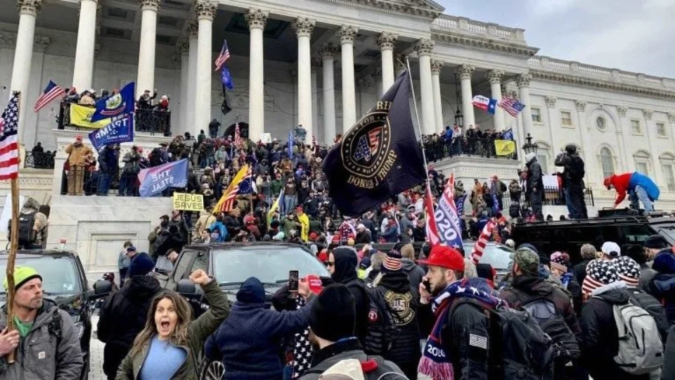 Quatro policiais que enfrentaram ataque ao Capitólio cometeram suicídio