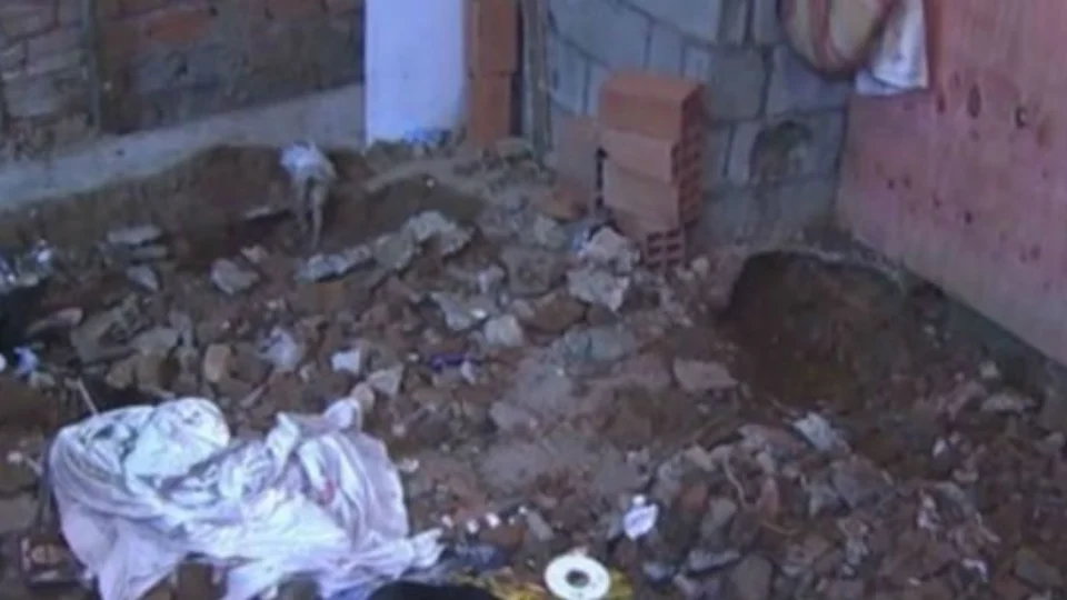 Funcionários encontram mandíbula e ossos humanos concretados em muro de casa, em São Paulo