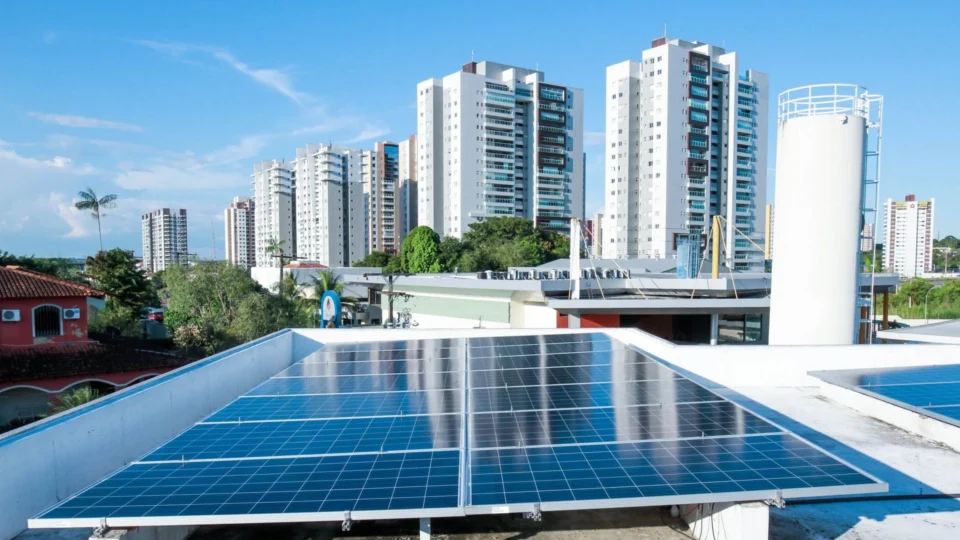 Manaus já é a 10ª cidade do Brasil que mais instalou painéis de energia solar em 2021
