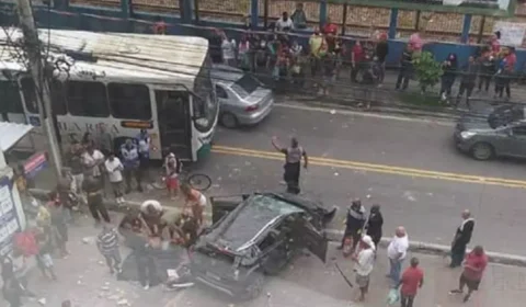 Carro cai de segundo andar de prédio no Rio de Janeiro