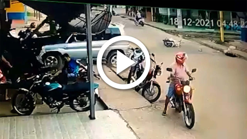 VÍDEO: motociclista é atropelado por carro desgovernado no interior do Amazonas