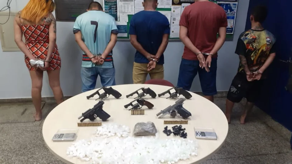 Cinco pessoas são presas com armas e drogas durante operação em Manaus