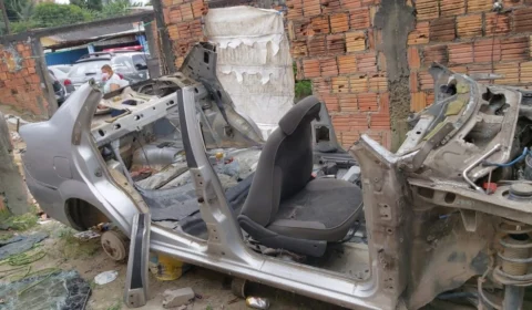 Trio é preso ao ser flagrado desmontando carro para vender as peças em Manaus