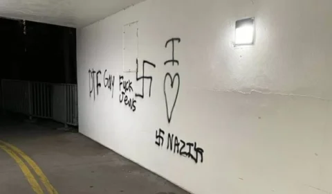 Memorial em homenagem a Anne Frank é pichado com suástica, nos Estados Unidos