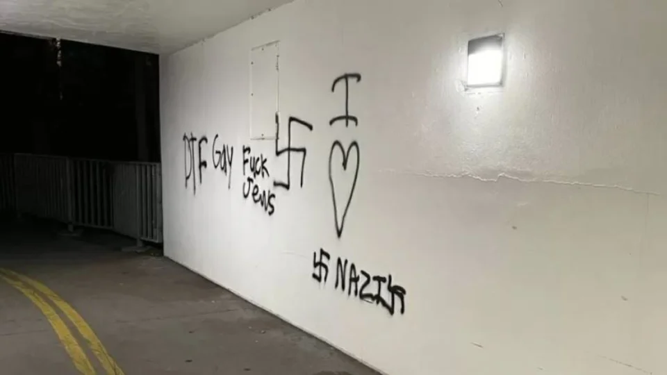 Memorial em homenagem a Anne Frank é pichado com suástica, nos Estados Unidos