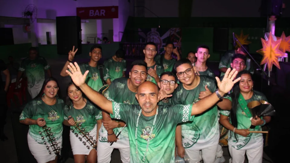 Reino Unido lança samba-enredo 2022 com show de Emerson Dias, do Salgueiro