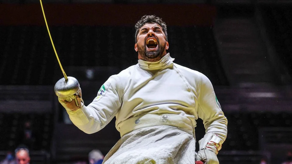 Jovane Guissone conquista prata na esgrima em cadeira de rodas, em Tóquio