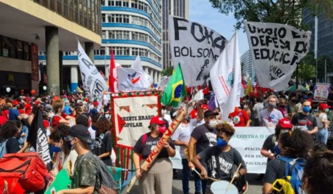 Ato contra Bolsonaro é realizado no Centro do Rio de Janeiro