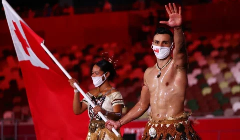 Atleta olímpico de Tonga pede ajuda para encontrar pai desaparecido após erupção de vulcão e tsunami