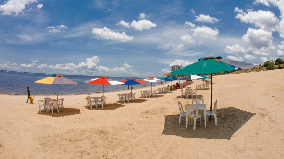 Em Manaus, praia da Ponta Negra é liberada para uso aos domingos