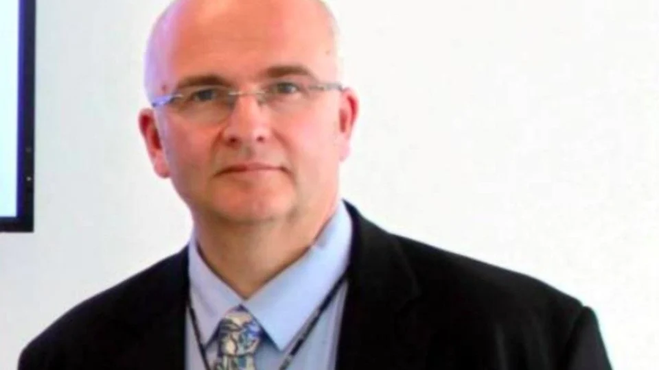 Médico britânico perde registro após gravar suas iniciais no fígado de pacientes