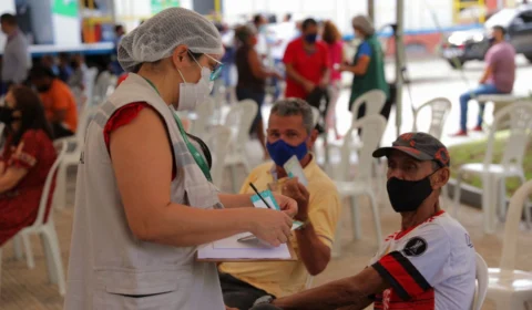 Terceira dose para 60 anos ou mais tem intervalo reduzido para 3 meses no Amazonas