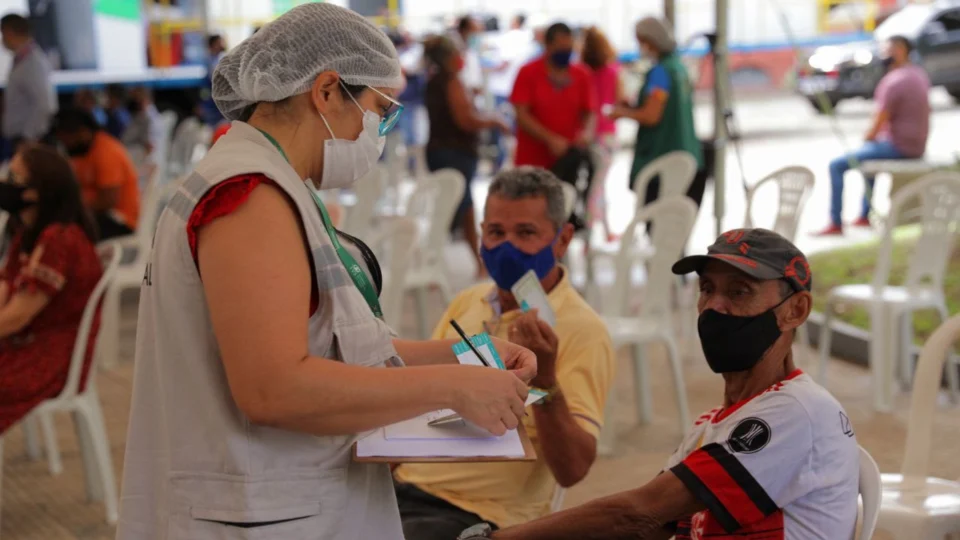 Terceira dose para 60 anos ou mais tem intervalo reduzido para 3 meses no Amazonas