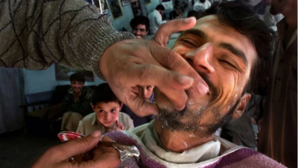 Talibã proíbe barbeiros de raspar ou aparar barbas na província de Helmand