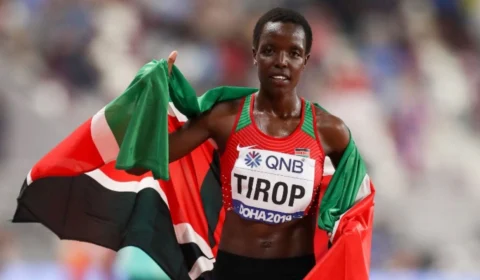 Queniana recordista mundial de atletismo é encontrada morta a facadas em casa