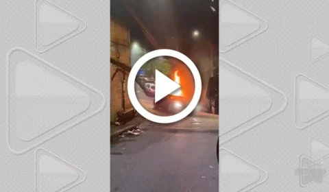 VÍDEO: Ferrari pega fogo e explode no Aglomerado da Serra, em Belo Horizonte