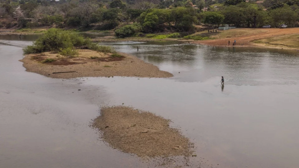 Rio Paraguai chega a 1 cm da seca recorde no Pantanal