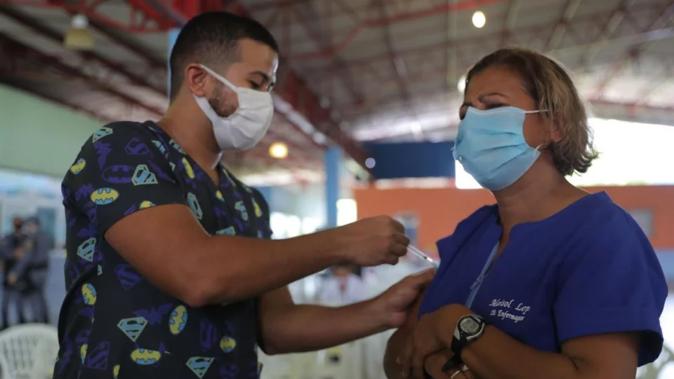 Mutirão: 3ª dose para profissionais de saúde é ampliada para pessoas a partir de 45 anos, em Manaus