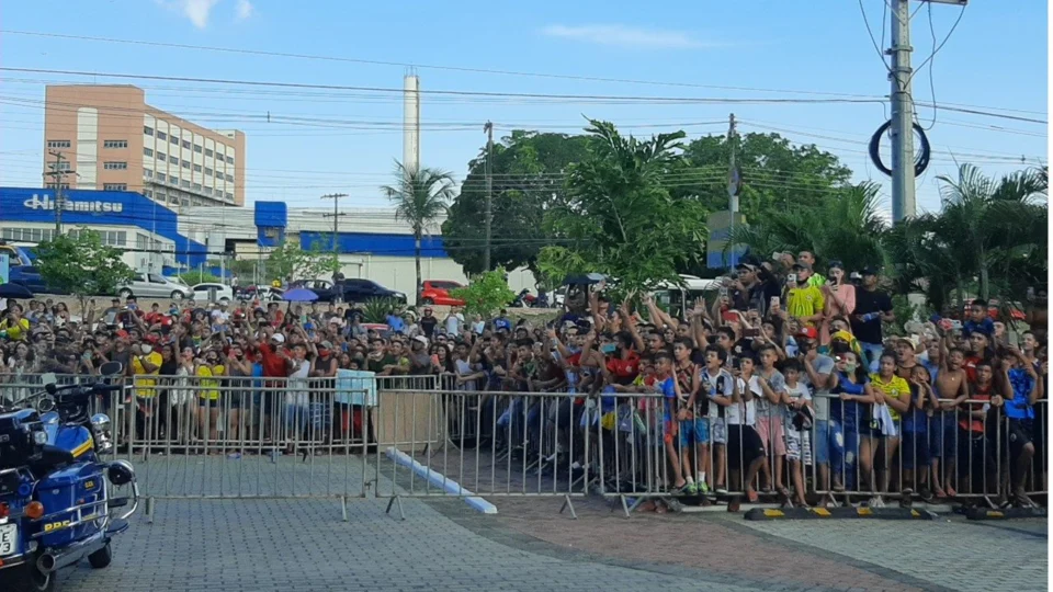 À procura de Neymar e cia, manauaras lotam área de hotel para acompanhar seleção brasileira antes do treino; veja vídeo