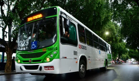 População fica mais de uma hora sem transporte coletivo em várias zonas de Manaus