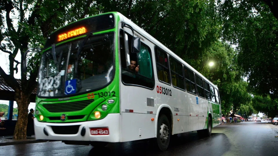 População fica mais de uma hora sem transporte coletivo em várias zonas de Manaus