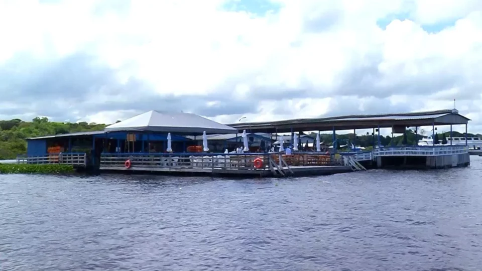 PL que exige tratamento de esgoto em flutuantes do AM recebe apoio empresarial